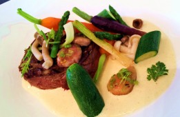 Poire de boeuf de Bazas et boudin Basque en rouelle, petits légumes, moelle et émulsion moutardée